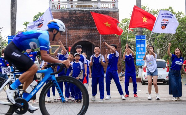 Sôi động cuộc đua xe đạp quanh Thành cổ Sôi động cuộc đua xe đạp quanh Thành cổ