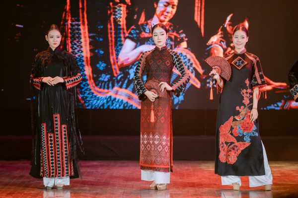Ngắm zèng A Lưới thăng hoa trên tà áo dài Huế Ngắm zèng A Lưới thăng hoa trên tà áo dài Huế