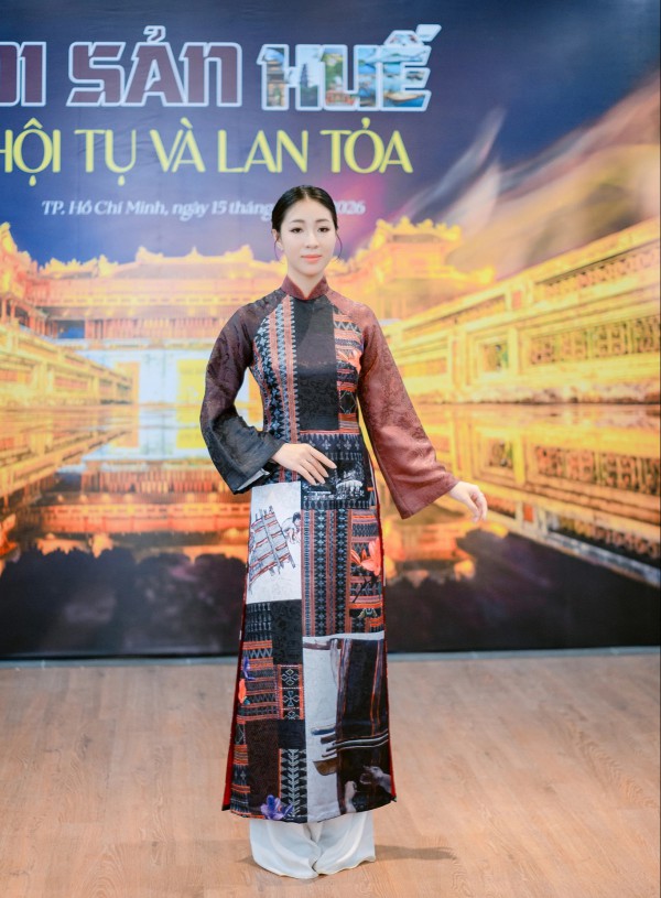 Ngắm zèng A Lưới thăng hoa trên tà áo dài Huế Ngắm zèng A Lưới thăng hoa trên tà áo dài Huế