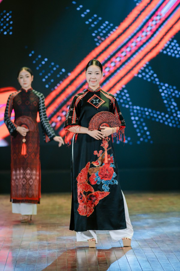 Ngắm zèng A Lưới thăng hoa trên tà áo dài Huế Ngắm zèng A Lưới thăng hoa trên tà áo dài Huế