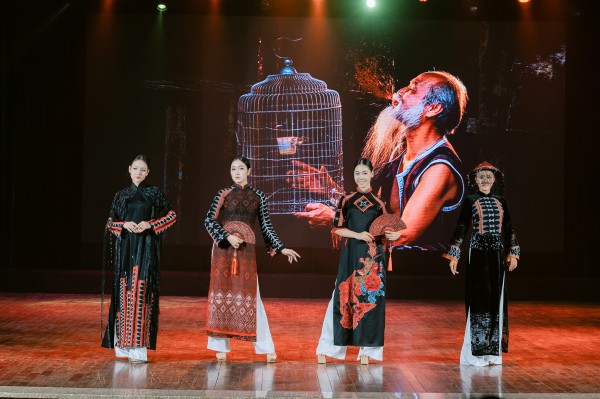 Ngắm zèng A Lưới thăng hoa trên tà áo dài Huế Ngắm zèng A Lưới thăng hoa trên tà áo dài Huế