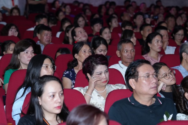 Hồ Quỳnh Hương lần đầu hát 'Mẹ yêu con' lấy nước mắt khán giả