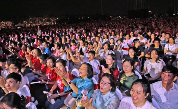 Lễ hội Hoa phượng đỏ bùng nổ, hút 10.000 khán giả Lễ hội Hoa phượng đỏ bùng nổ, hút 10.000 khán giả