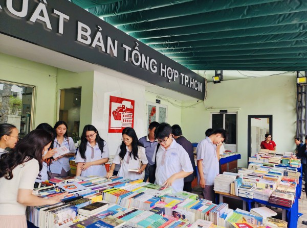 Người trẻ và văn hóa đọc: Đọc sách không cô đơn Người trẻ và văn hóa đọc: Đọc sách không cô đơn