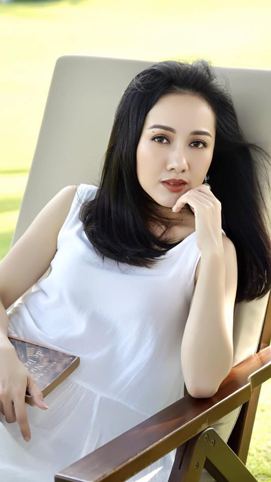 Ngỡ ngàng trước vẻ đẹp trong veo của BTV thời sự Hoài Anh Ngỡ ngàng trước vẻ đẹp trong veo của BTV thời sự Hoài Anh
